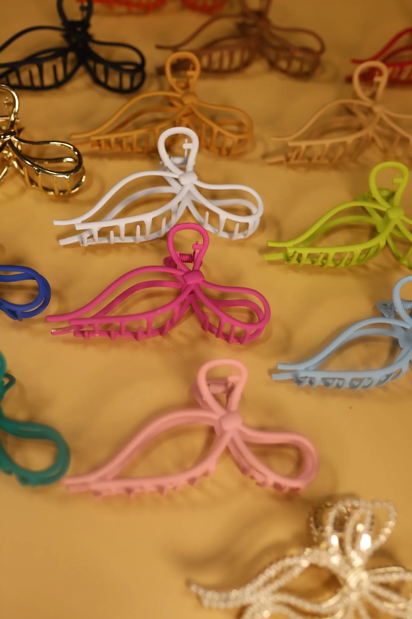 THE METAL BOW CLAW ( 19 COLORS )