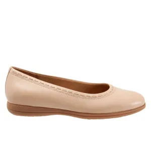 Trotters Dixie T2217-130 Womens Beige Leather Slip On Ballet Flats Shoes